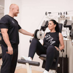 Personal trainer geeft advies in de sportschool van House of Stark