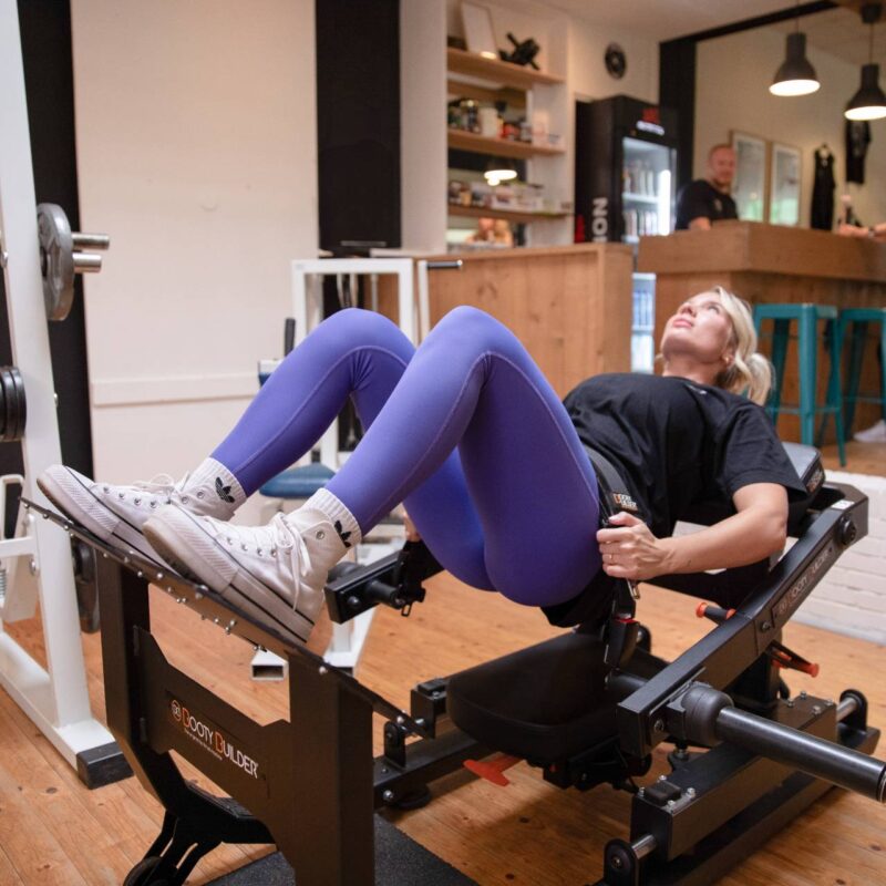 Nieuw en innovatief hiptrust machine in de Sportschool House of Stark