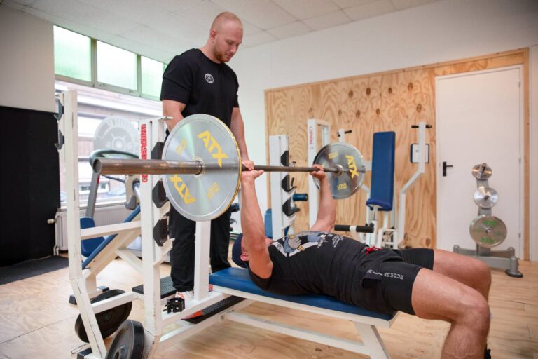 Personal trainer geeft advies in de Sportschool House of Stark in Heerlen